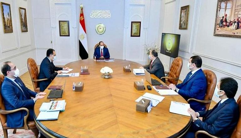 اجتماع الرئيس المصري مع رئيس الحكومة وعدد من المسؤولين