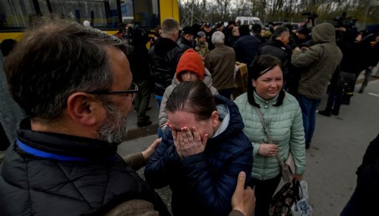 لاجئون أوكرانيون يفرون من منازلهم بسبب الحرب