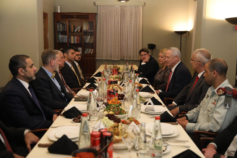 جانتس والسفراء والموظفين الدبلوماسيين خلال مادبة الإفطار جانتس والسفراء والموظفون الدبلوماسيون خلال مأدبة الإفطار