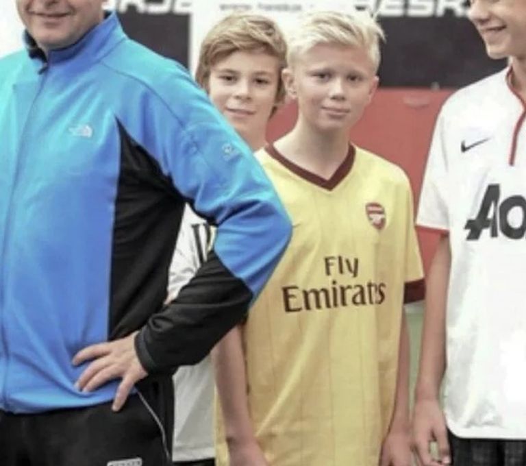 هالاند بقميص أرسنال إيرلينج هالاند ومارتن أويجارد