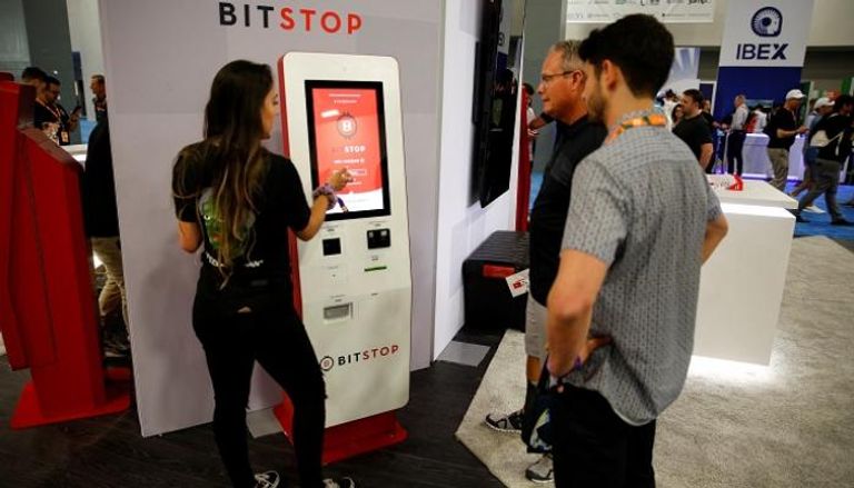 جهاز Bitcoin ATM في معرض أمريكي - رويترز