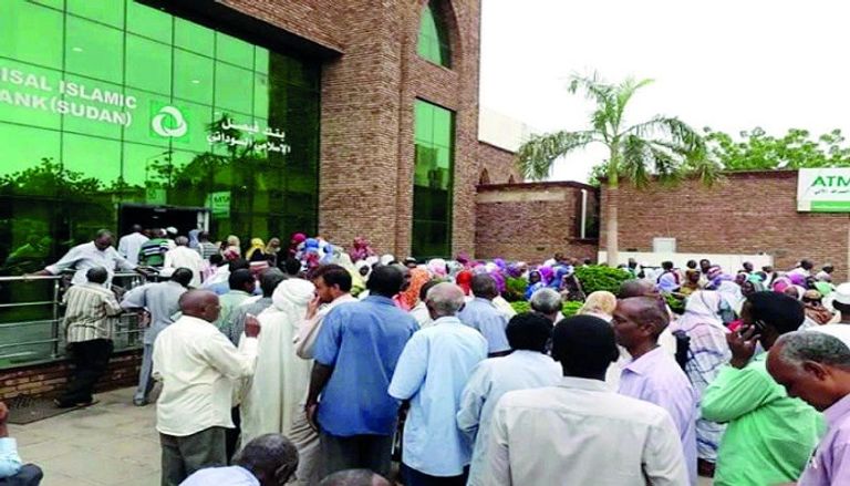 زحام أمام بنك فيصل الإسلامي السوداني