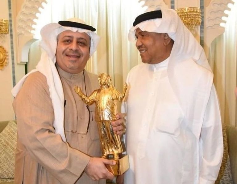 الفنان السعودي محمد عبده يتلقى هديته