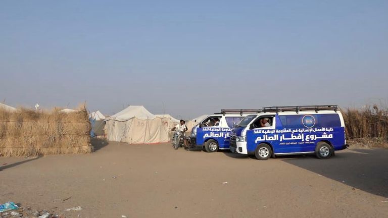 جانب من عمل فريق الخلية الإنسانية في عدن