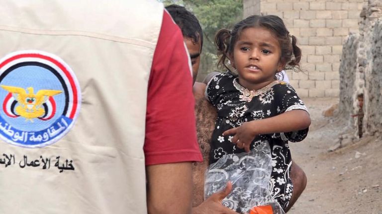 جانب من عمل فريق الخلية الإنسانية في عدن