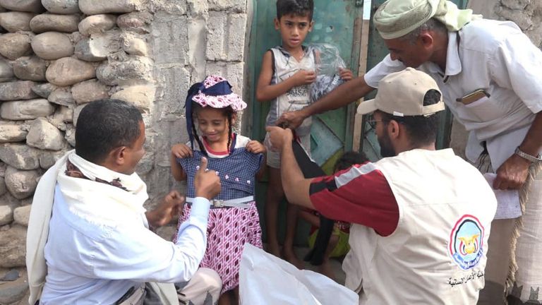 جانب من عمل فريق الخلية الإنسانية في عدن