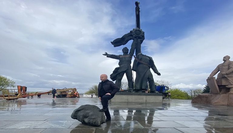 تمثال الصداقة الروسية الأوكرانية خلال تفكيكه 