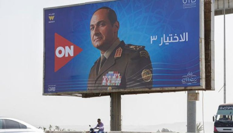 ممثل السيسي ياسر جلال في لوحة إعلانية بالقاهرة- ا ف ب