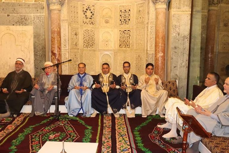 الزوار يتجولون في المدينة 