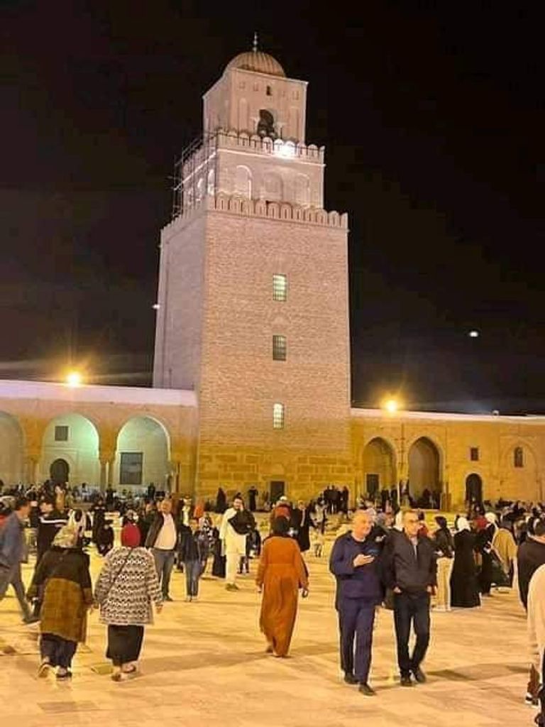 الزوار يتجولون في المدينة 