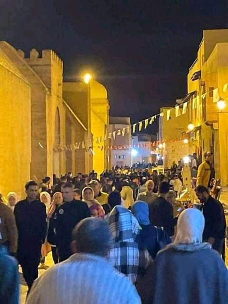 الزوار يتجولون في المدينة 