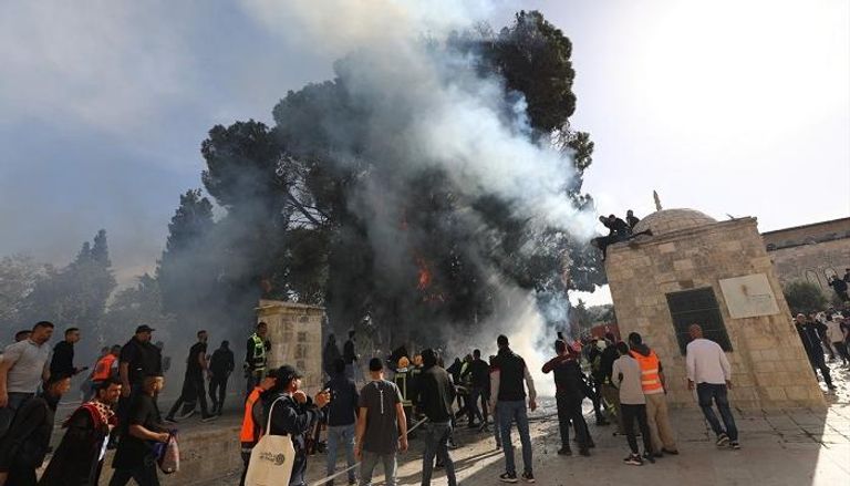 قوات إسرائيلية تطلق قنابل الغاز بالمسجد الأقصى - أرشيفية