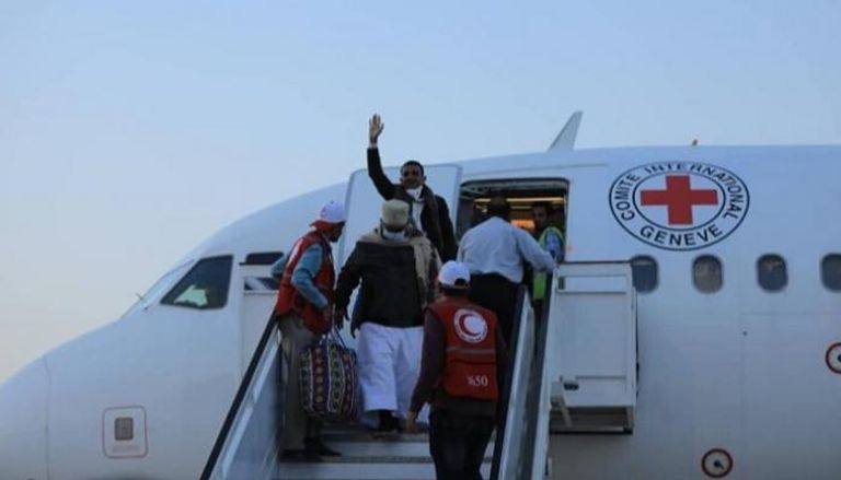 طائرة للصليب الأحمر الدولي أثناء عملية تبادل أسرى في اليمن - أرشيفية