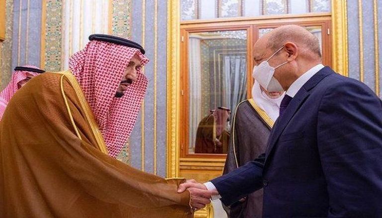رئيس مجلس القيادة الرئاسي اليمني يلتقي الملك سلمان