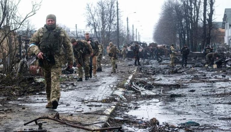 جنود أوكرانيون بعد معارك في محيط كييف- رويترز