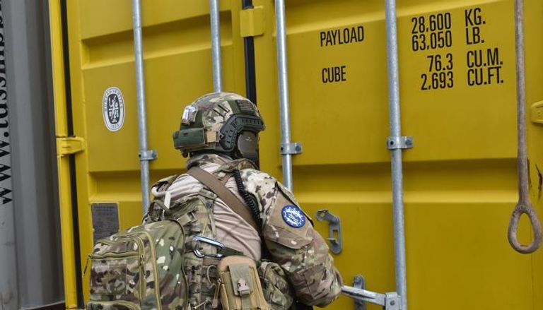 أحد عناصر إيريني لحظة تفتيشه لسفينه المشتبه بها عناصر تابعة لعملية إيريني الأوروبية قبالة السواحل الليبية- أرشيفية