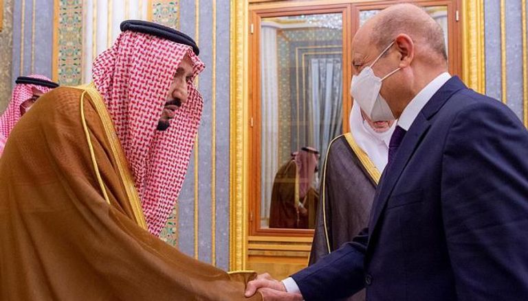 العاهل السعودي مستقبلا رئيس مجلس القيادة الرئاسي اليمني