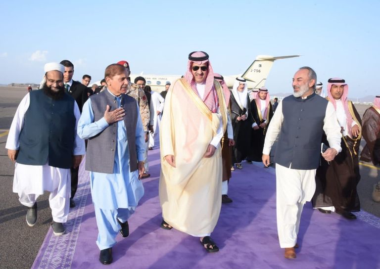 جانب من استقبال شهباز شريف في السعودية