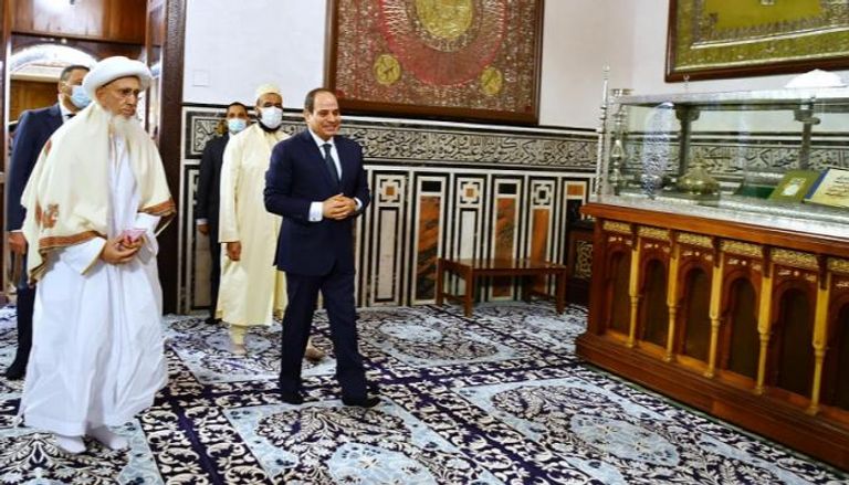 السلطان مفضل سيف الدين والرئيس السيسي أثناء تفقد مسجد الحسين