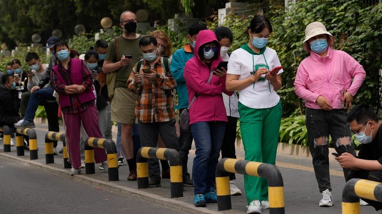 بكين تغلق المزيد من الأماكن لمكافحة كورونا