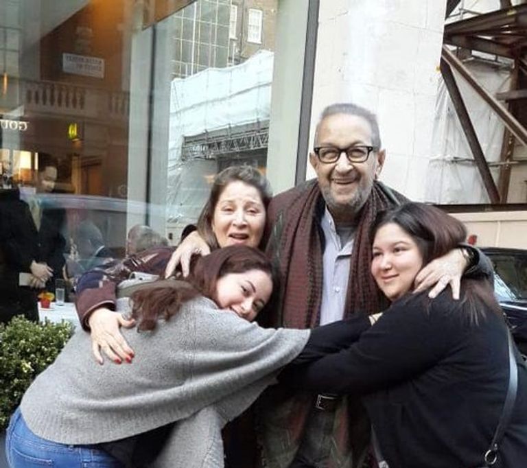 نور الشريف مع ابنتيه سارة ومي