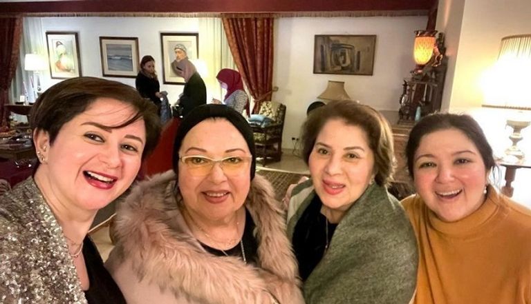 نور الشريف مع ابنتيه سارة ومي