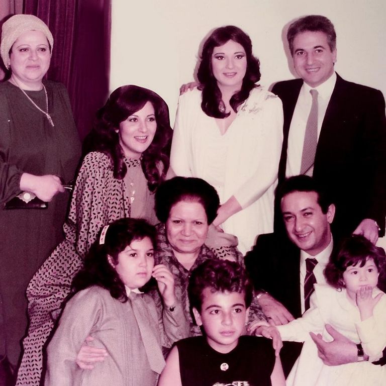 نور الشريف مع ابنتيه سارة ومي