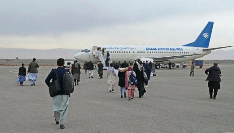 مسافرون أفغان في رحلة تجارية من مطار هرات إلى مطار كابول-أ.ف.ب