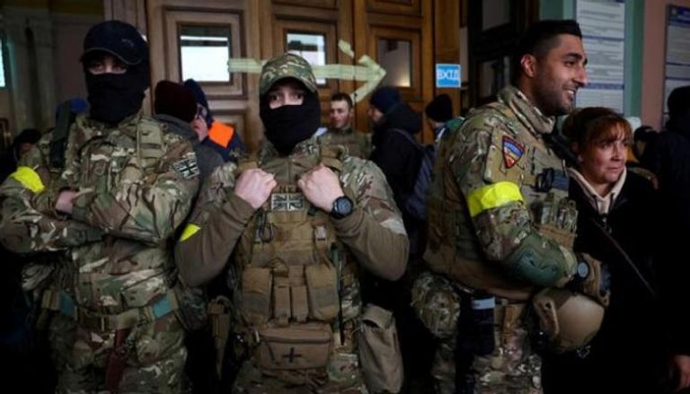 عناصر من الفيلق الدولي المتطوع للقتال في أوكرانيا ضد روسيا