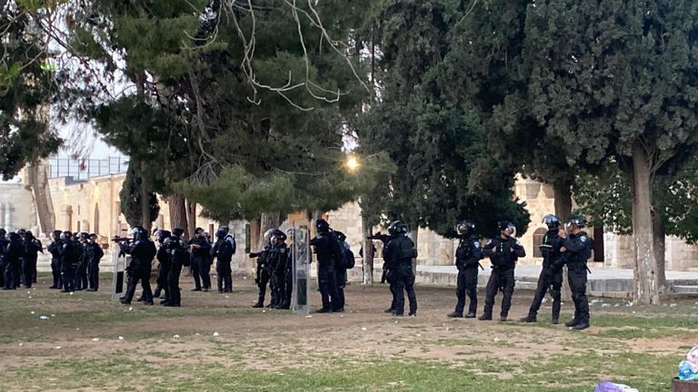 نقل المصابين في باحة الأقصى إلى المستشفى (تويتر)