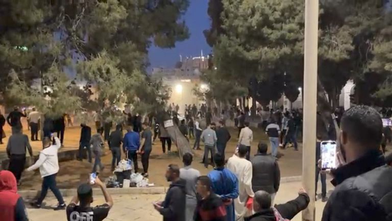 نقل المصابين في باحة الأقصى إلى المستشفى (تويتر)