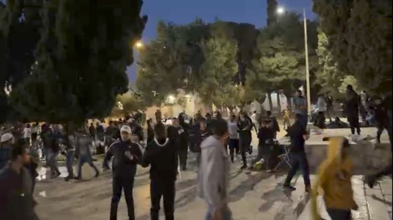 نقل المصابين في باحة الأقصى إلى المستشفى (تويتر)