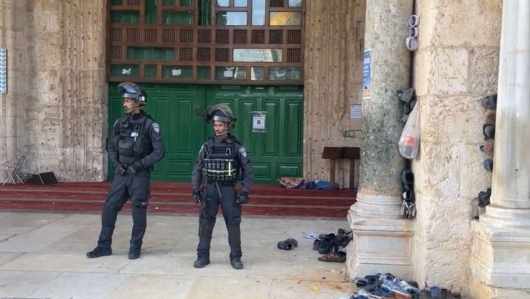 نقل المصابين في باحة الأقصى إلى المستشفى (تويتر)