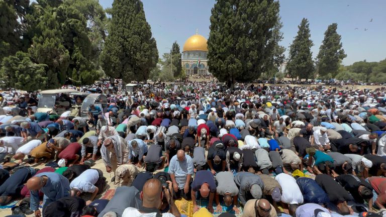  الآلاف يؤدون صلاة الجمعة الأخيرة من رمضان بالأقصى