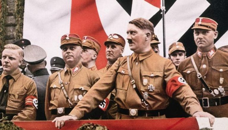 هتلر وسط قادة جيشه - أرشيفية