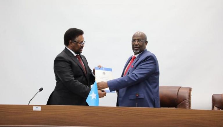 رئيس البرلمان الصومالي الجديد يتسلم مهام منصبه من سلفه