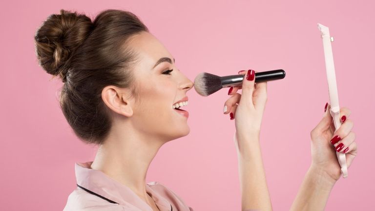 بحيل مكياج بسيطة يمكنكِ إخفاء عيوب الوجه وإبراز ملامحه