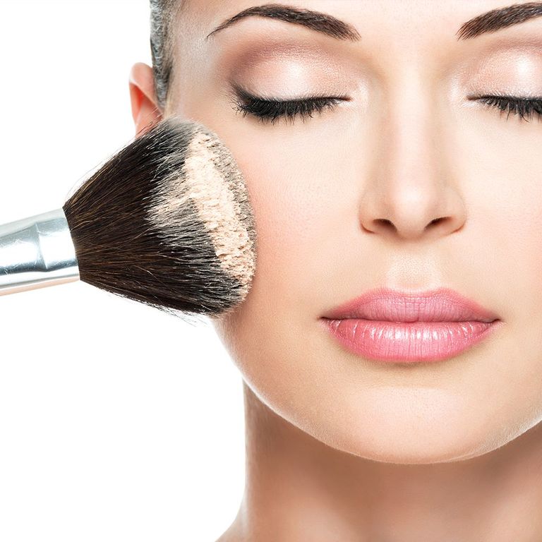 بحيل مكياج بسيطة يمكنكِ إخفاء عيوب الوجه وإبراز ملامحه