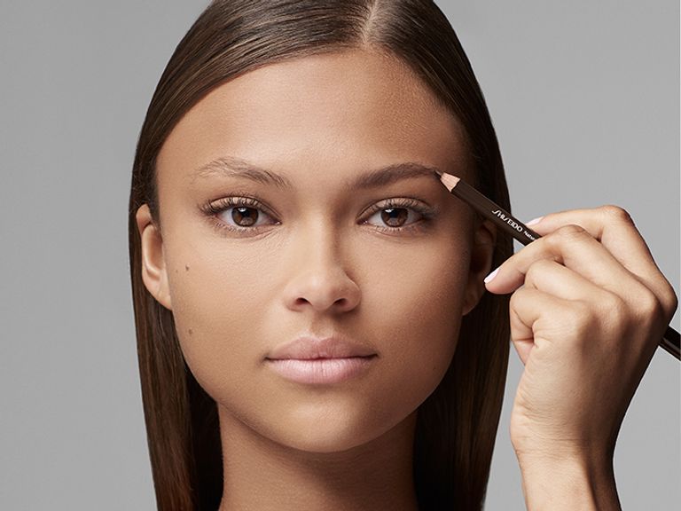 بحيل مكياج بسيطة يمكنكِ إخفاء عيوب الوجه وإبراز ملامحه