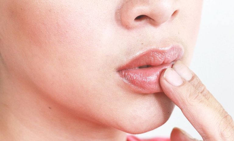 بحيل مكياج بسيطة يمكنكِ إخفاء عيوب الوجه وإبراز ملامحه