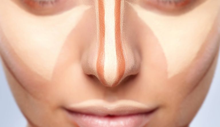 بحيل مكياج بسيطة يمكنكِ إخفاء عيوب الوجه وإبراز ملامحه