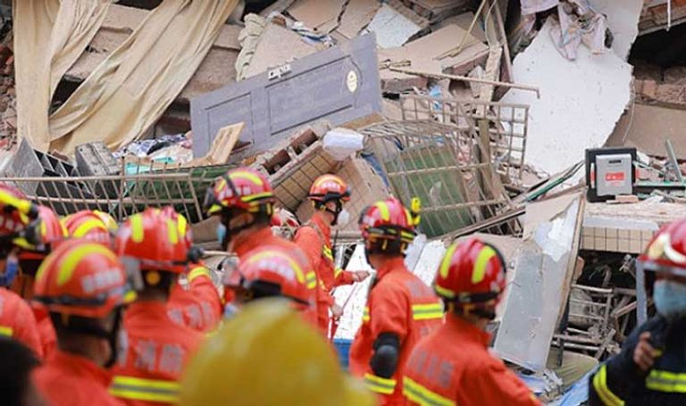 الجهود تتواصل لإنقاذ العالقين تحت الأنقاض