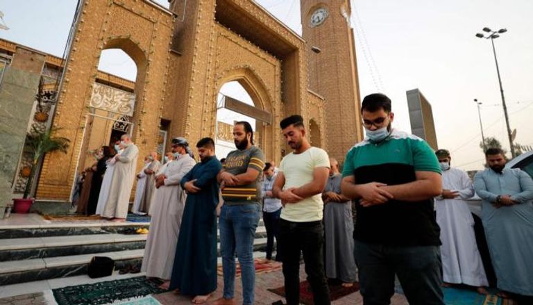 عراقيون يؤدون صلاة العيد وسط بغداد - أرشيفية