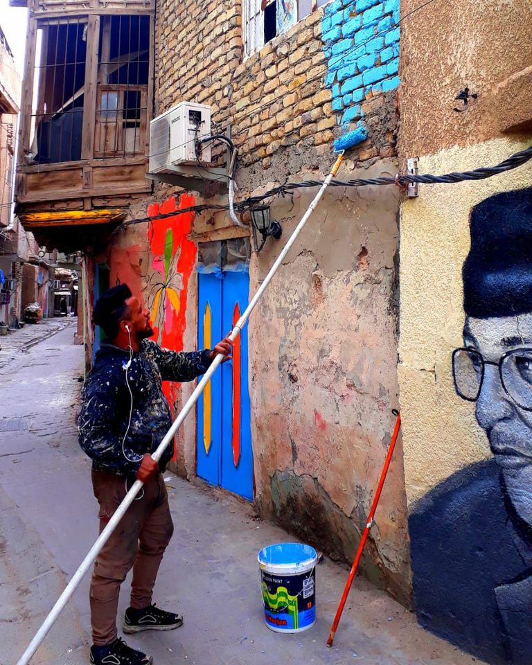 تزيين زقاق قديم بمنطقة الكاظمية برسومات فلكلورية