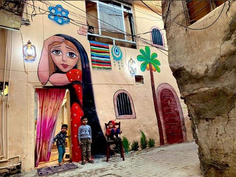 تزيين زقاق قديم بمنطقة الكاظمية برسومات فلكلورية