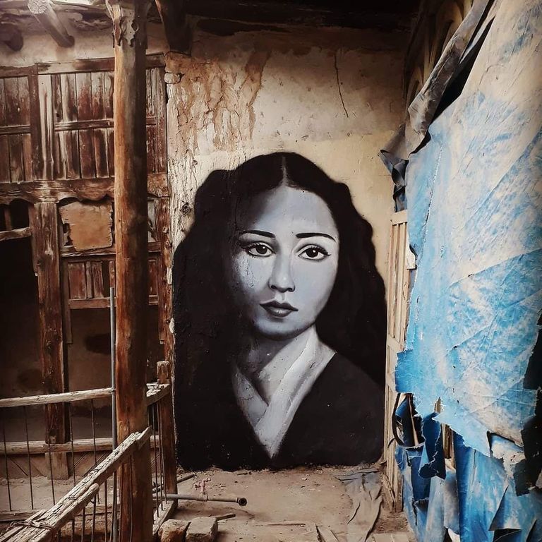 تزيين زقاق قديم بمنطقة الكاظمية برسومات فلكلورية