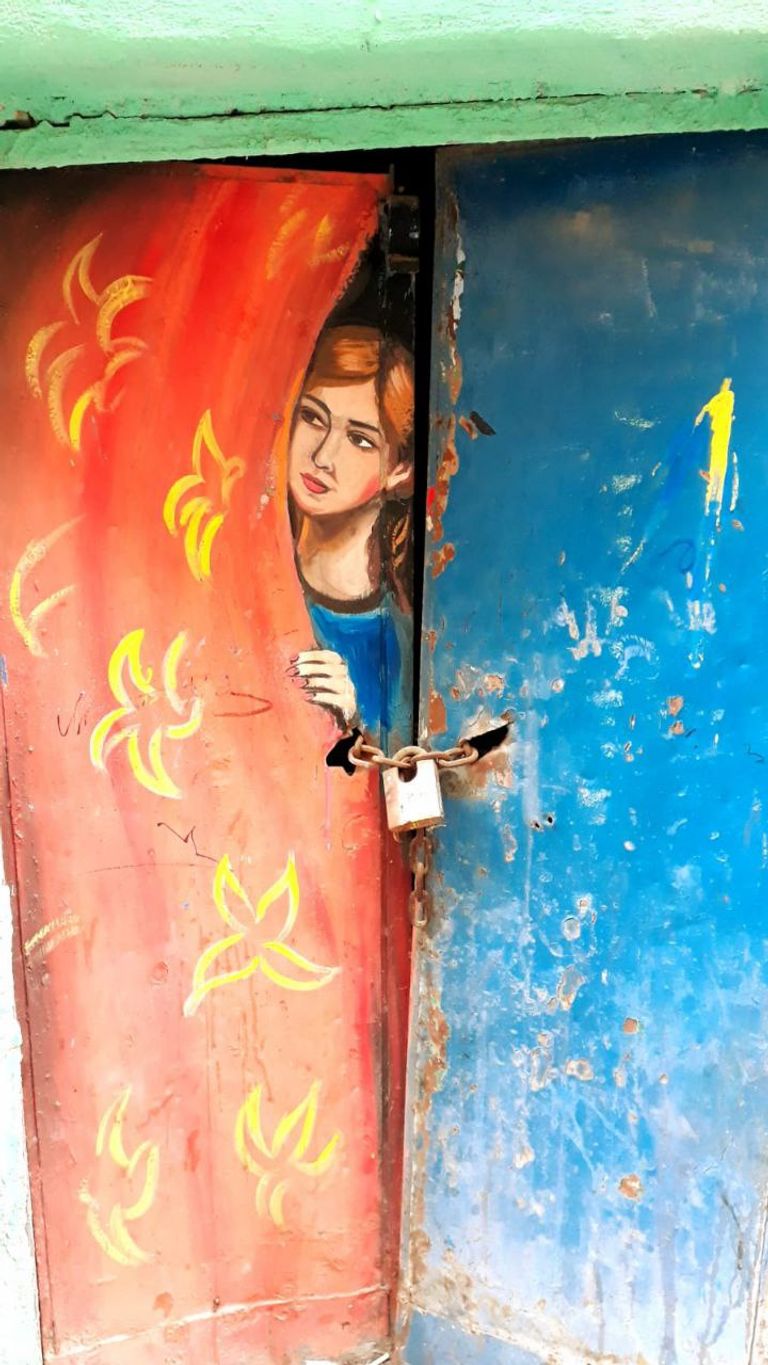 تزيين زقاق قديم بمنطقة الكاظمية برسومات فلكلورية