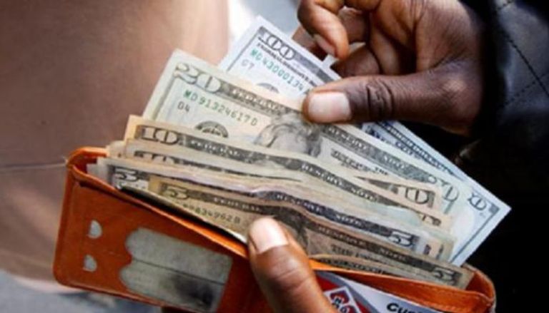 سوداني بحوذته أوراق نقدية من الدولار الأمريكي - أرشيفية