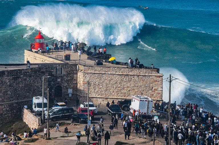 شاطئ Praia Do Norte  الأمواج في شاطئ Mavericks Beach
