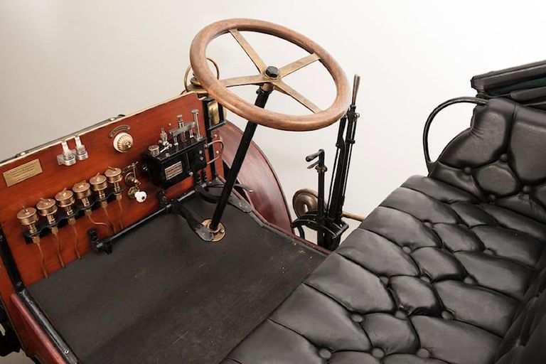 عجلة قيادة السيارة